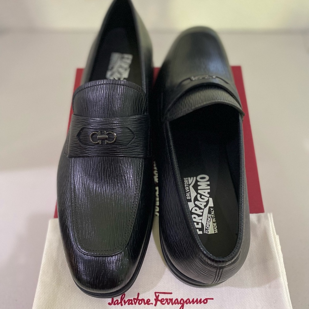 Ferragamo Martin Gancino Penny Loafers Nero. 
Size 8.5 E.